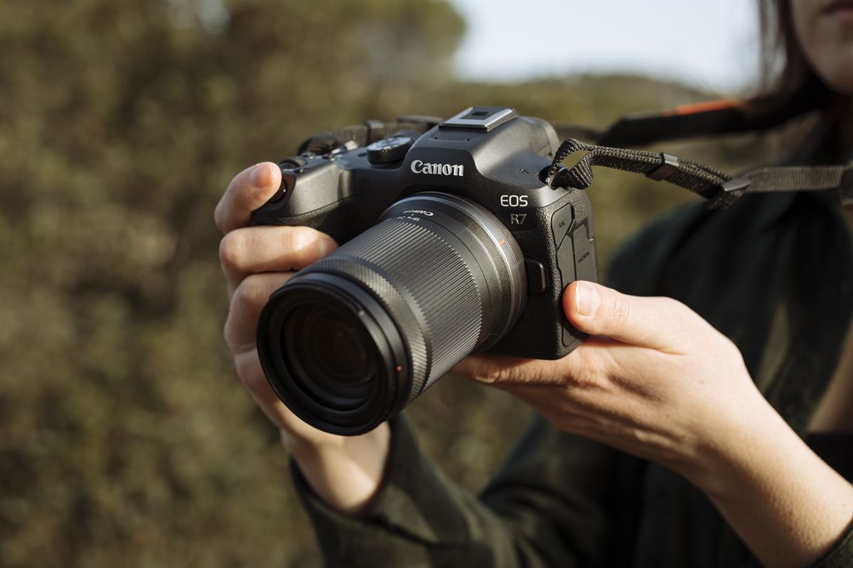 Auhinnatud Canon EOS R7 hübriidkaamera on müügil kevadhinnaga