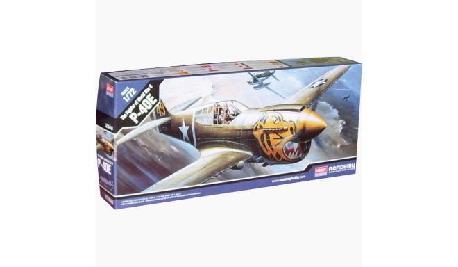 Academy mudellennuk Curtiss P-40E Warhawk