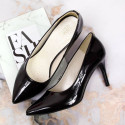 Pumps on a black lacquered stiletto W Juma (36)