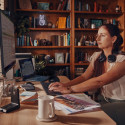 Poly Voyager Focus 2 USB-A laadimisalusega peakomplekt