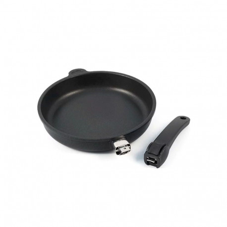 Induction frying pan with detachable handle